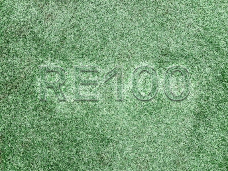 芝生に書かれたRE100の文字