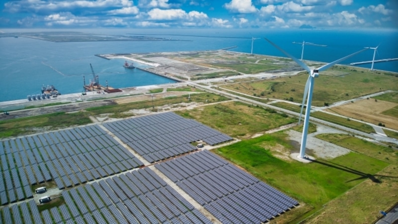 ソーラーパネルと風力発電　エネルギー