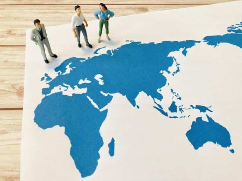世界地図とビジネスマン