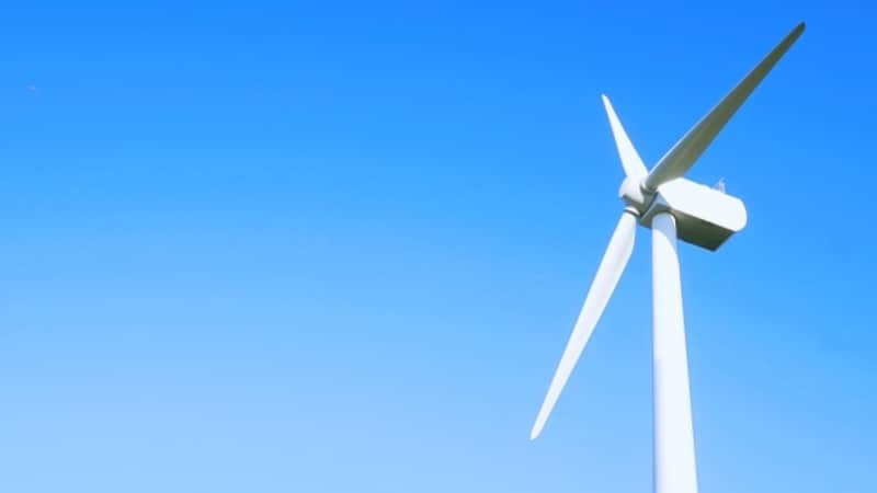 青空と風力発電の風車
