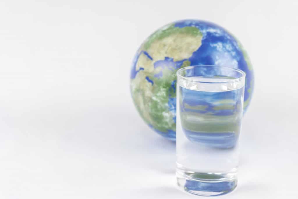 地球儀と水。SDGsのイメージ